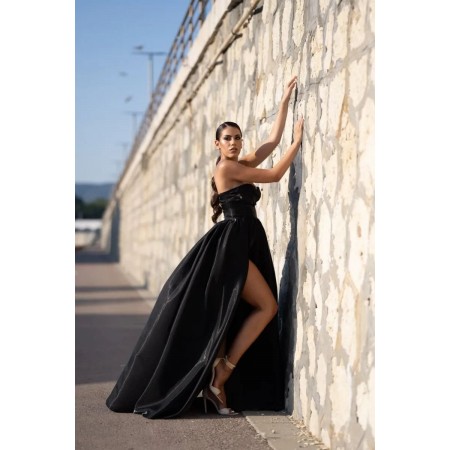 Robe noire longue en satin...