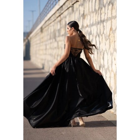 Robe noire longue en satin...