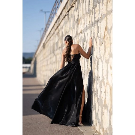 Robe noire longue en satin...