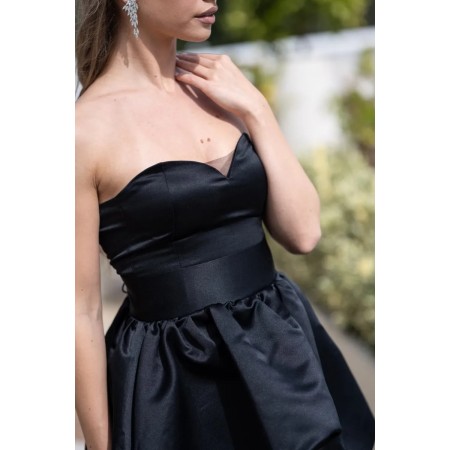 Robe courte noire en satin...